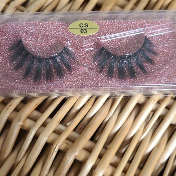 Lashes - Picture 4 of 11